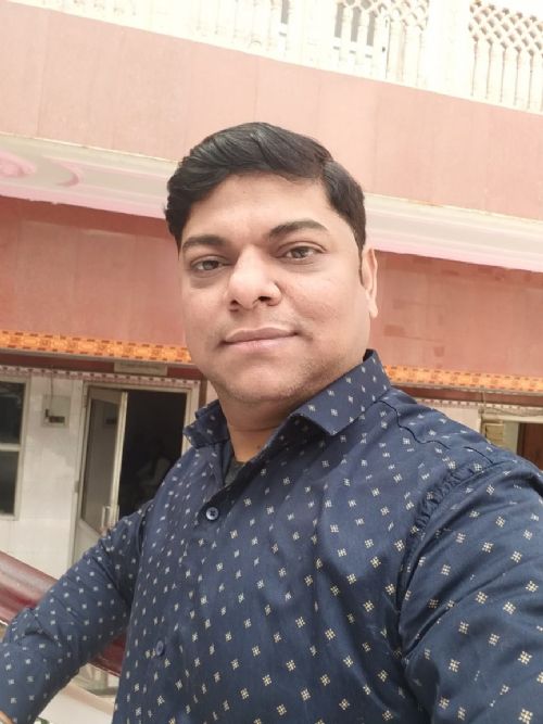 Profile photograph of Manoj Varshney